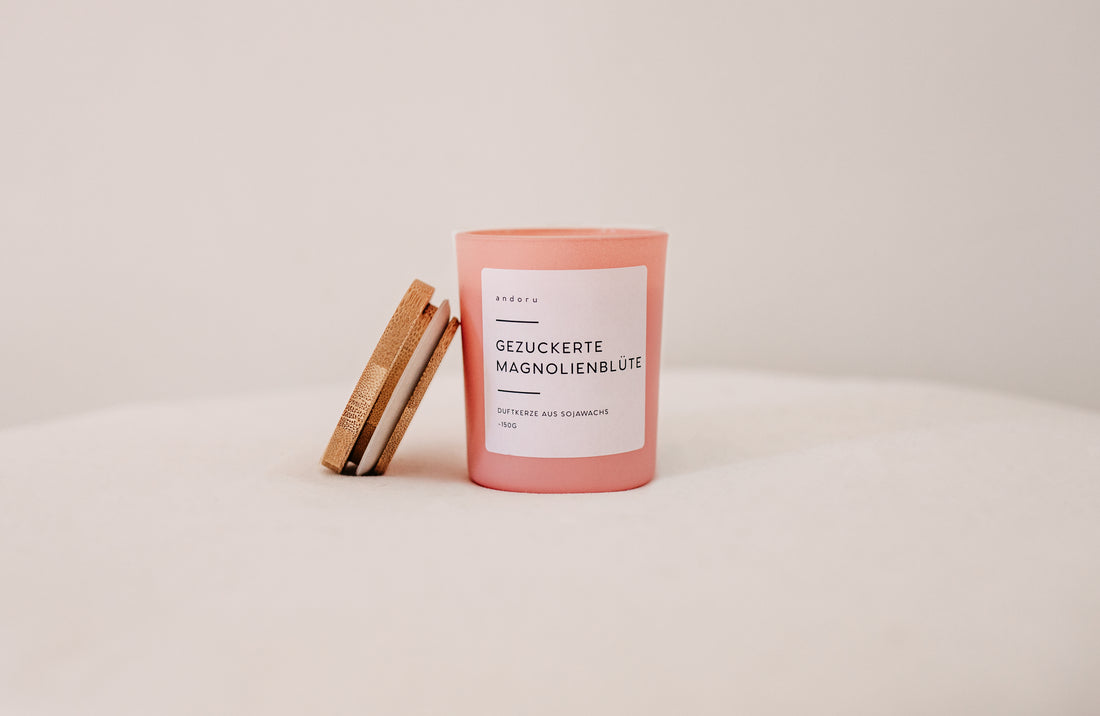 Gezuckerte Magnolienblüte - andoru Duftkerze im rosa Glas mit Deckel aus Holz