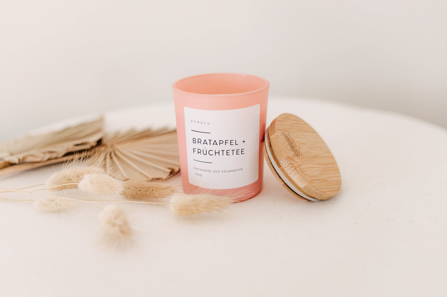 Bratapfel + Fruechtetee - andoru Duftkerze im rosa Glas mit Deckel aus Holz