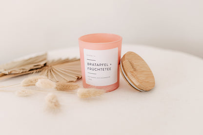 Bratapfel + Fruechtetee - andoru Duftkerze im rosa Glas mit Deckel aus Holz