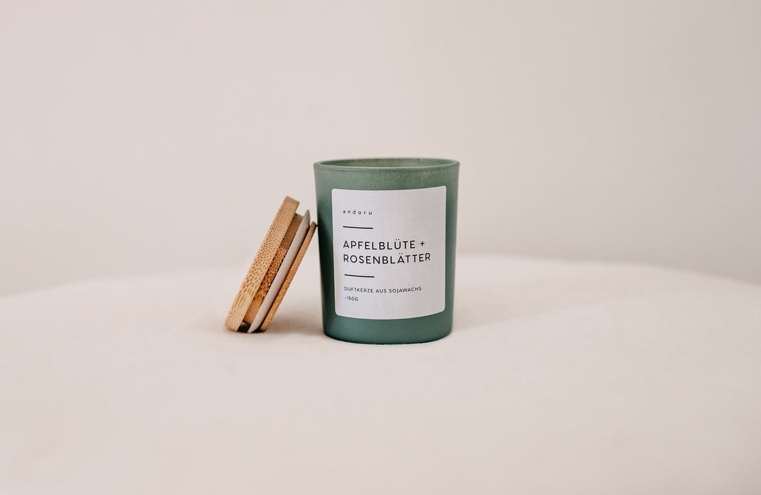 Apfelbluete + Rosenblaetter - andoru Duftkerze mit Holzdeckel