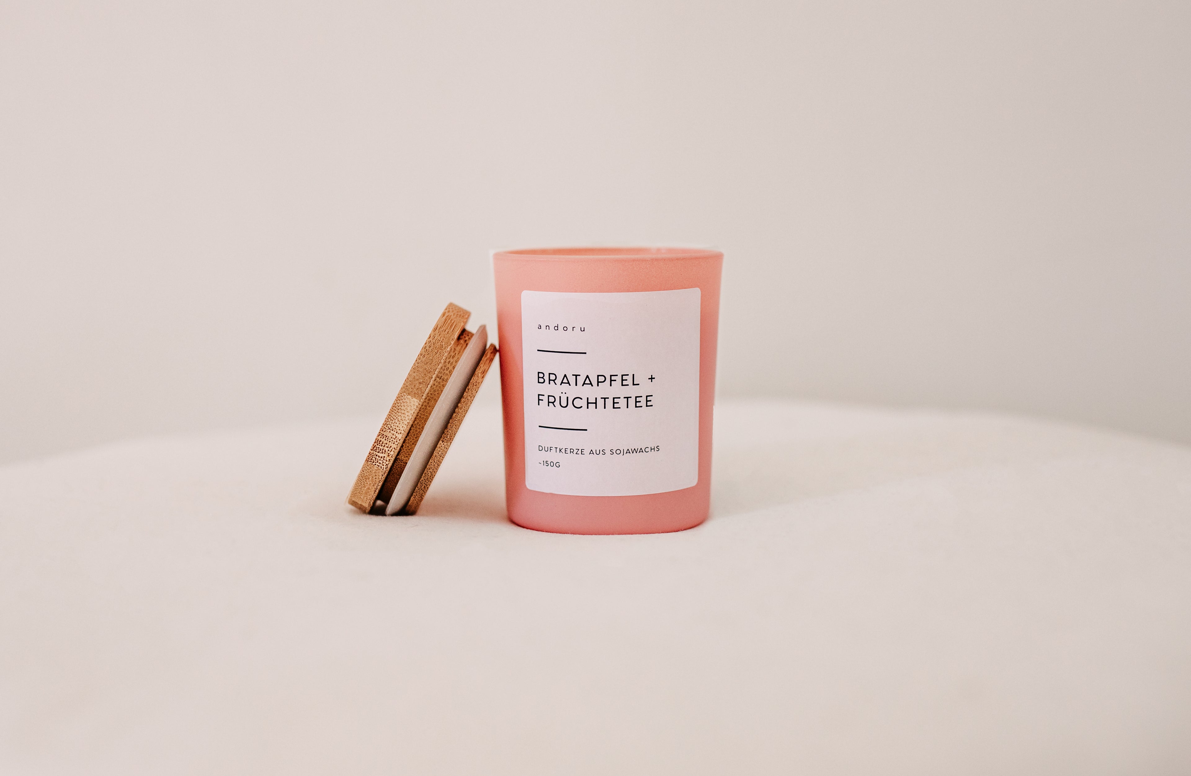 Bratapfel + Früchtetee - andoru Duftkerze im rosa Glas mit Deckel aus Holz