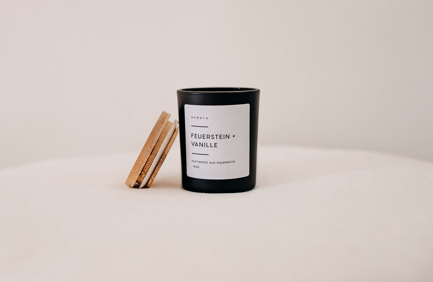 Feuerstein + Vanille - andoru Duftkerze im schwarzen Glas mit Deckel aus Holz