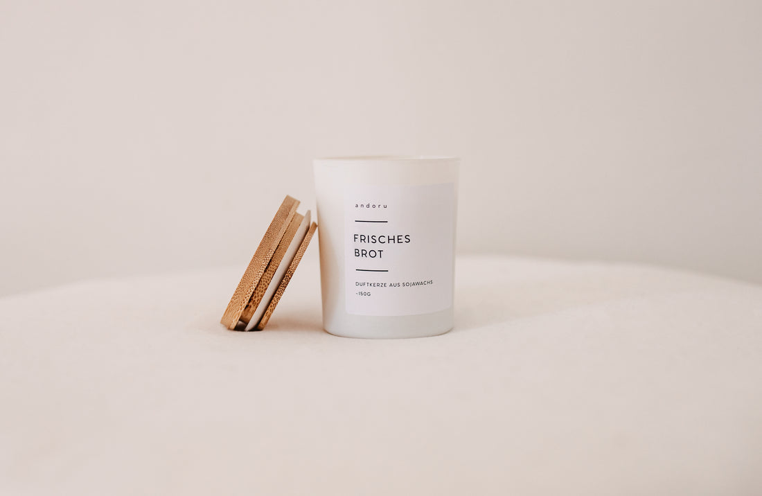 Frisches Brot - andoru Duftkerze im weißen Glas mit Deckel aus Holz