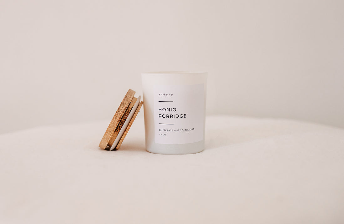 Honig Porridge - andoru Duftkerze im weißen Glas mit Deckel aus Holz