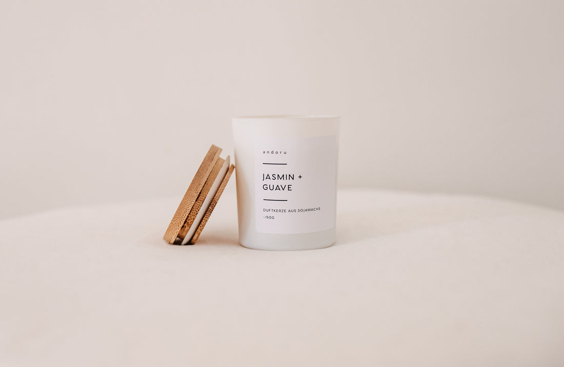 Jasmin + Guave - andoru Duftkerze im weißen Glas mit Deckel aus Holz