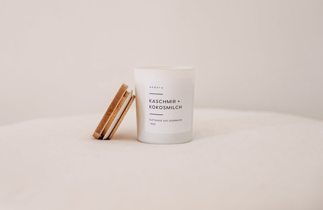 Kaschmir + Kokosmilch - andoru Duftkerze im weißen Glas mit Deckel aus Holz