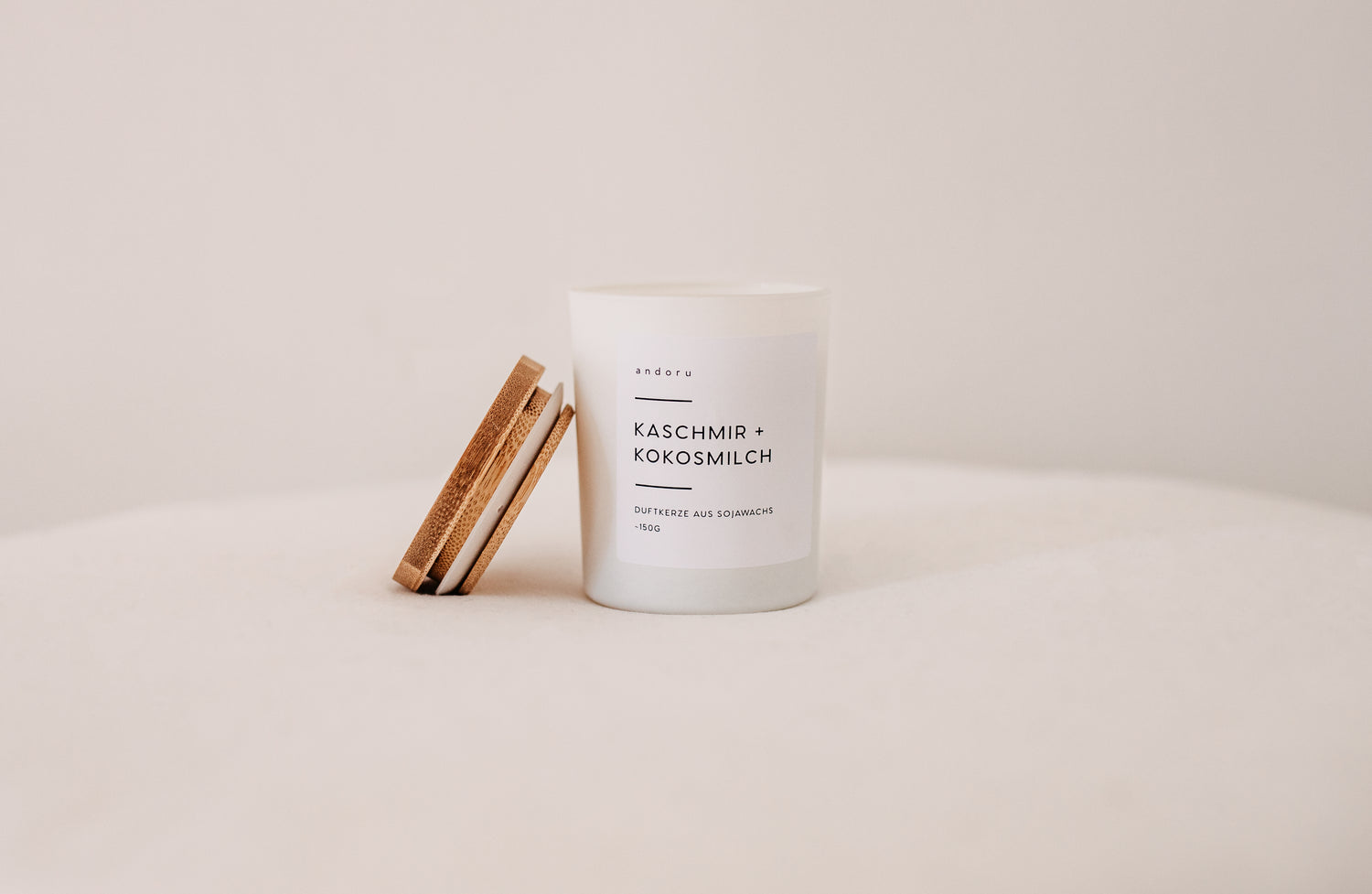 Kaschmir + Kokosmilch - andoru Duftkerze im weißen Glas mit Deckel aus Holz