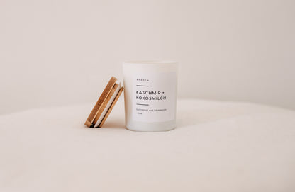 Kaschmir + Kokosmilch - andoru Duftkerze im weißen Glas mit Deckel aus Holz