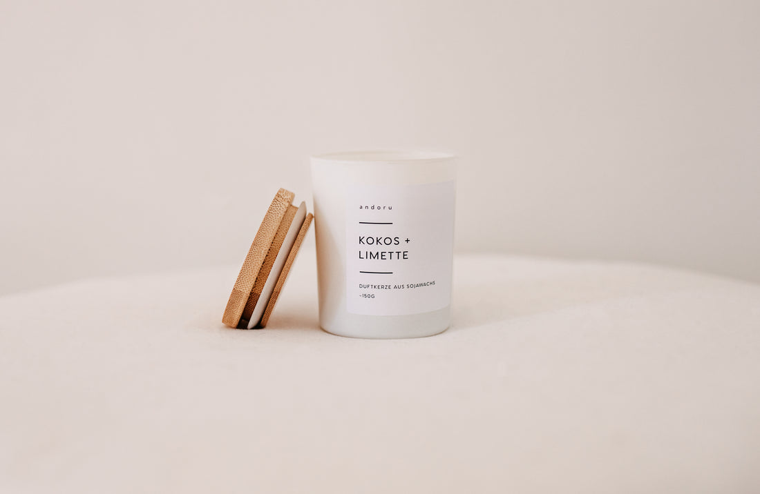 Kokos + Limette - andoru Duftkerze im weißen Glas mit Deckel aus Holz