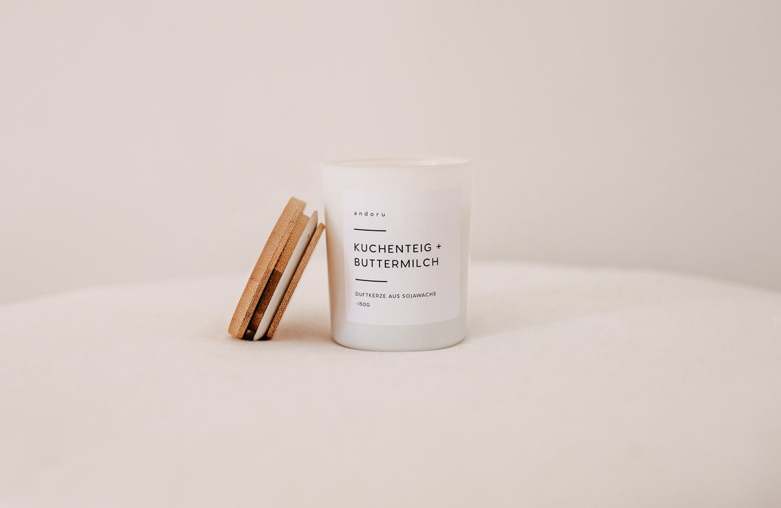 Kuchenteig + Buttermilch - andoru Duftkerze im weißen Glas mit Deckel aus Holz