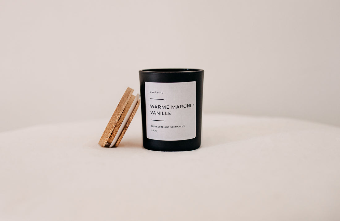 Warme Maroni + Vanille - andoru Duftkerze im schwarzen Glas mit Deckel aus Holz