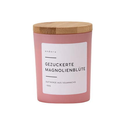 Gezuckerte Magnolienblüte - andoru Duftkerze im rosa Glas mit Deckel aus Holz